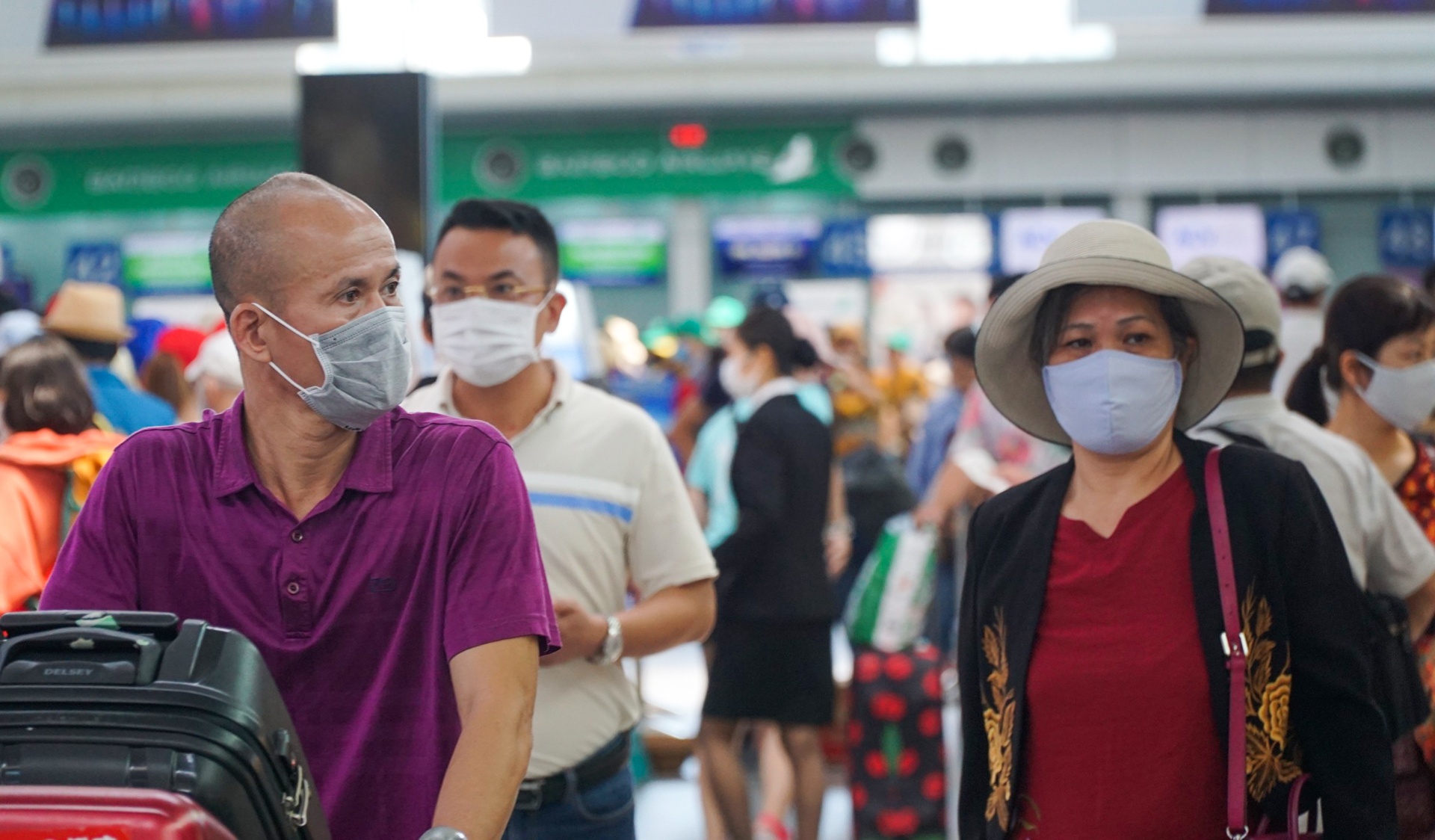 du khach tap nap o san bay Da Nang anh 4