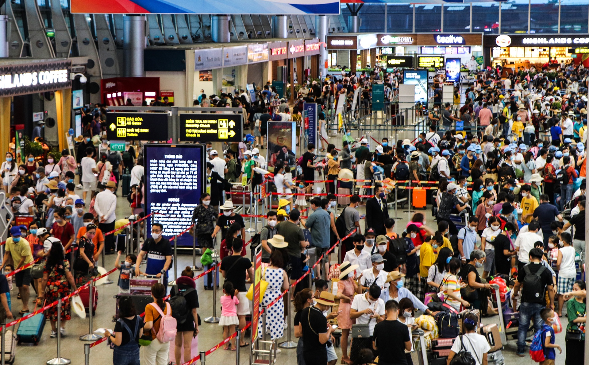 du khach tap nap o san bay Da Nang anh 1