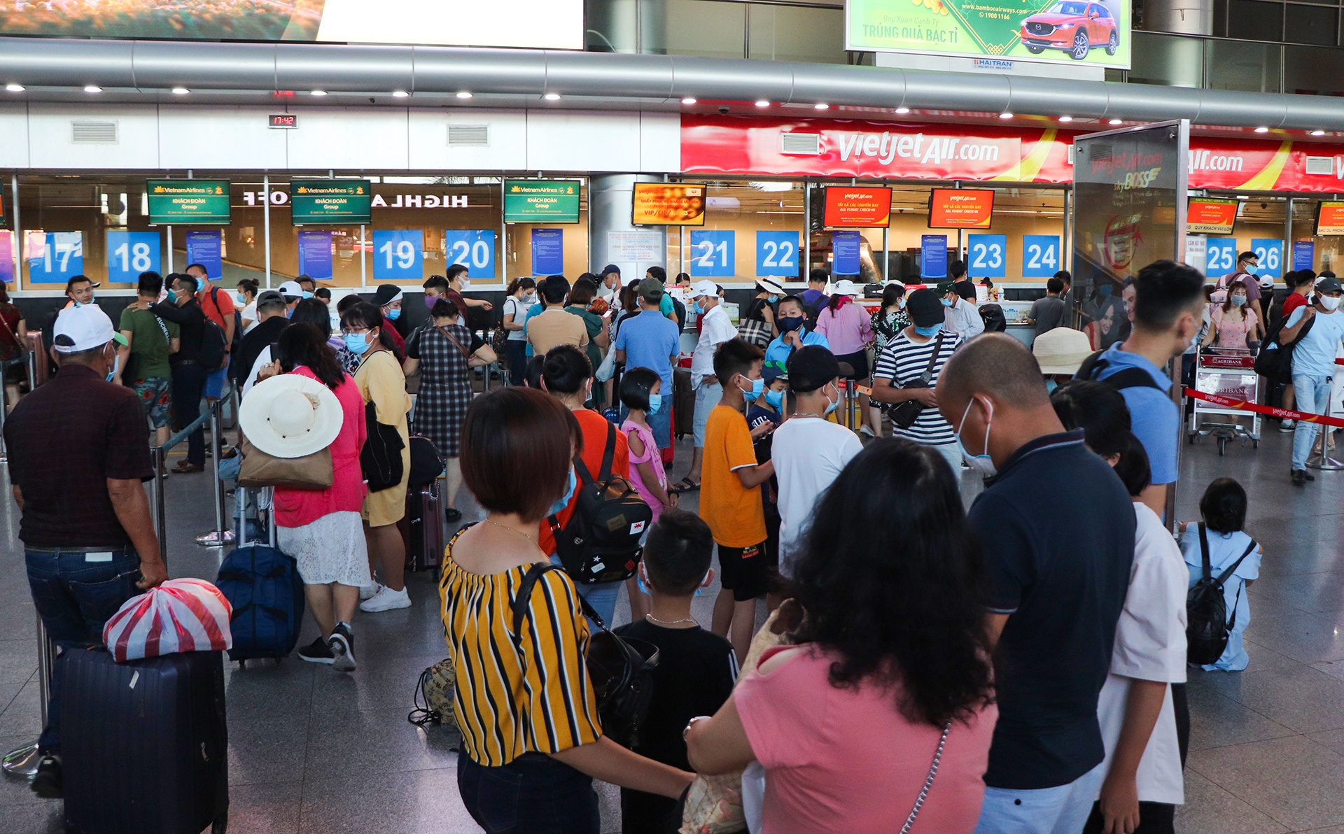 du khach tap nap o san bay Da Nang anh 2