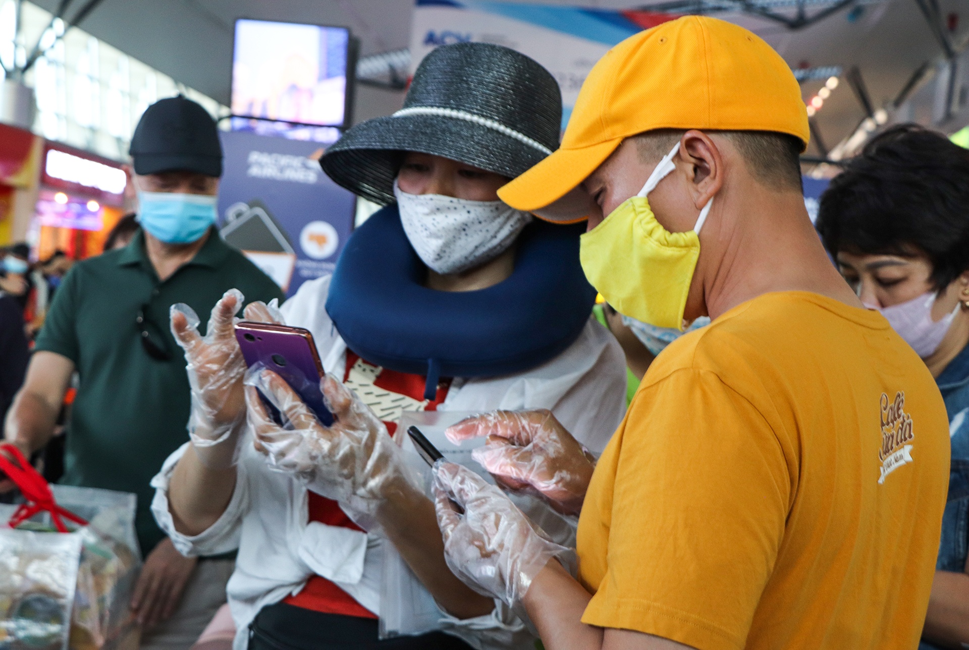 du khach tap nap o san bay Da Nang anh 5