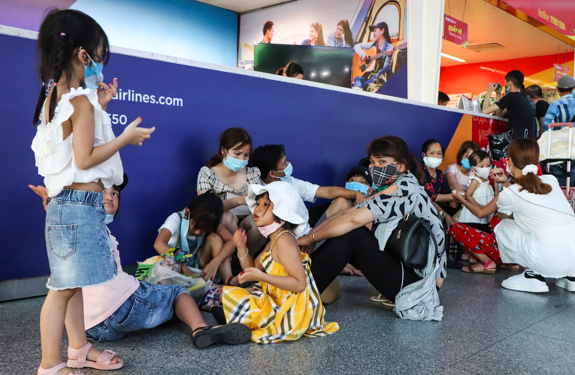 du khach tap nap o san bay Da Nang anh 6