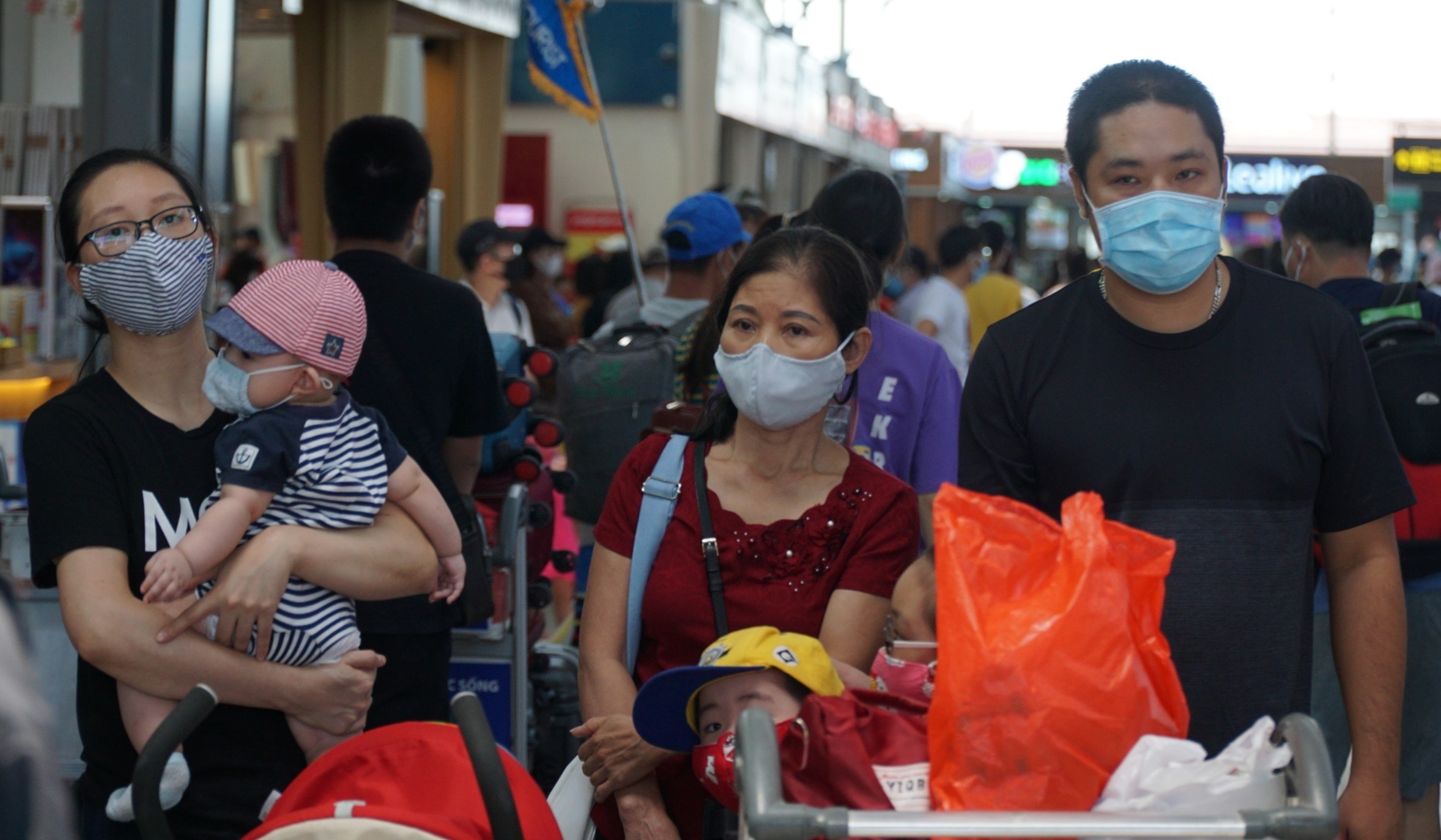 Cho hang gio lam thu tuc len may bay roi Da Nang hinh anh