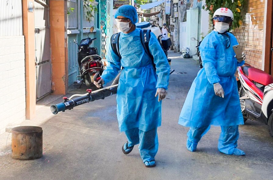 Phun thuoc khu trung noi benh nhan 418 mac Covid-19 sinh song hinh anh