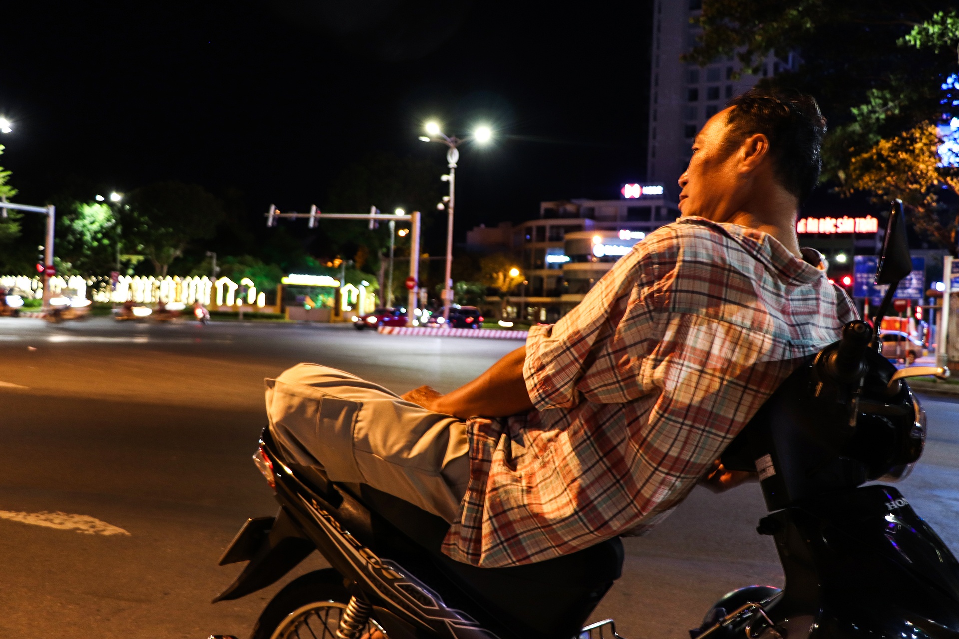 Hang quan dong cua, duong pho vang ve dem dau Da Nang tai gian cach hinh anh