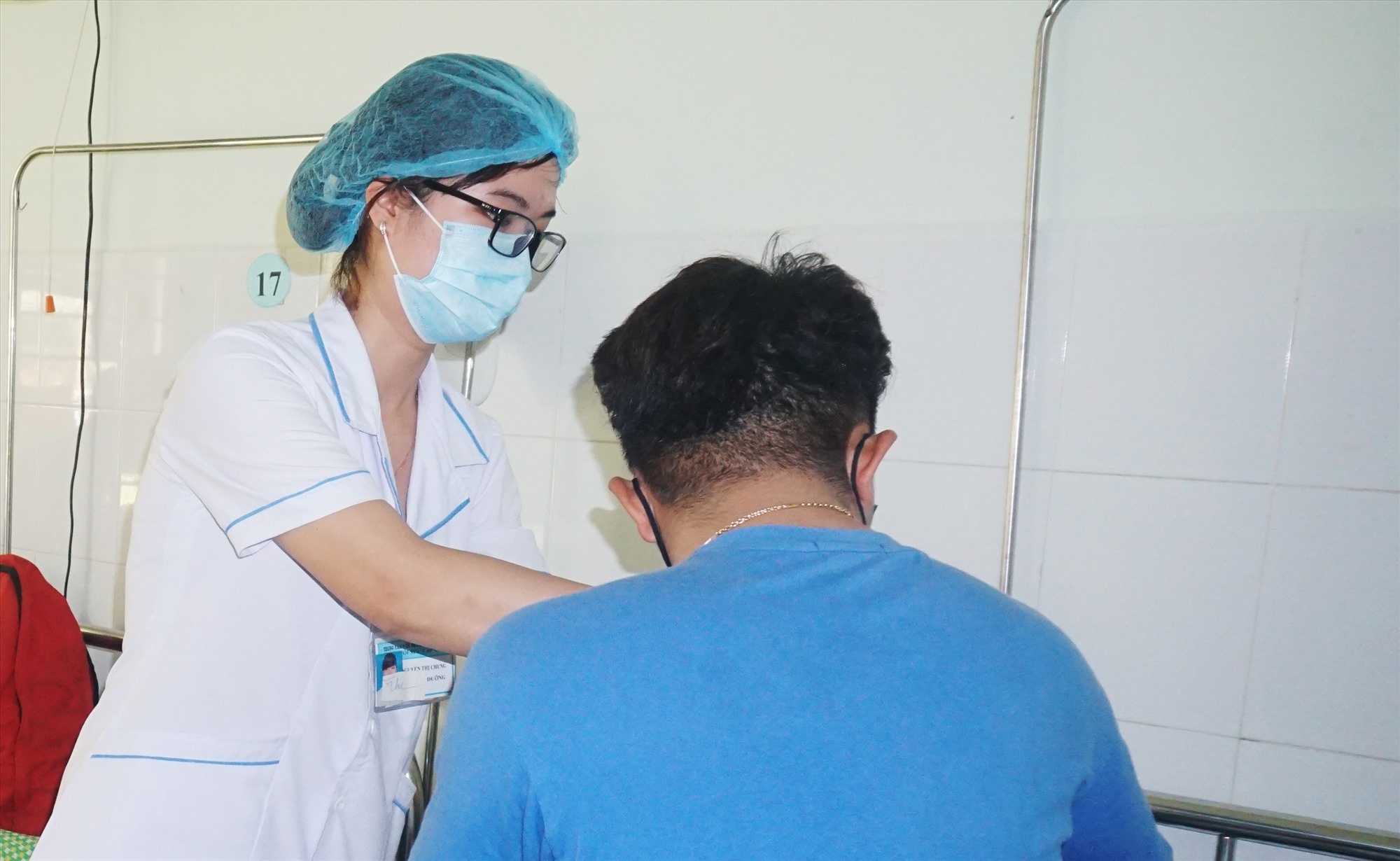 Cach ly 11 nguoi tron khoi benh vien hinh anh