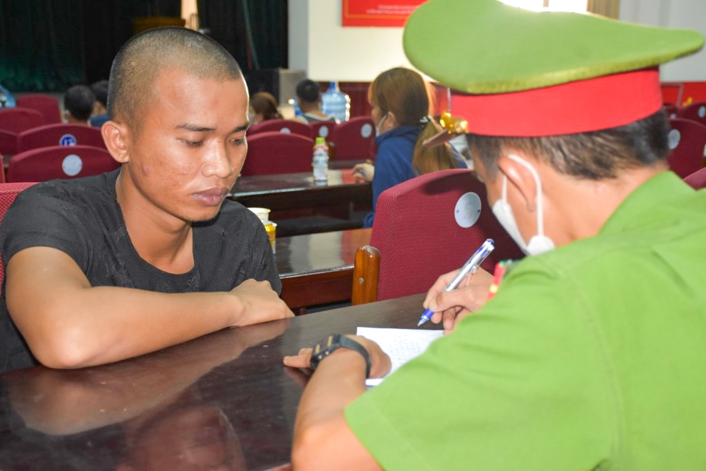 Bat qua tang 28 nguoi choi xoc dia hinh anh