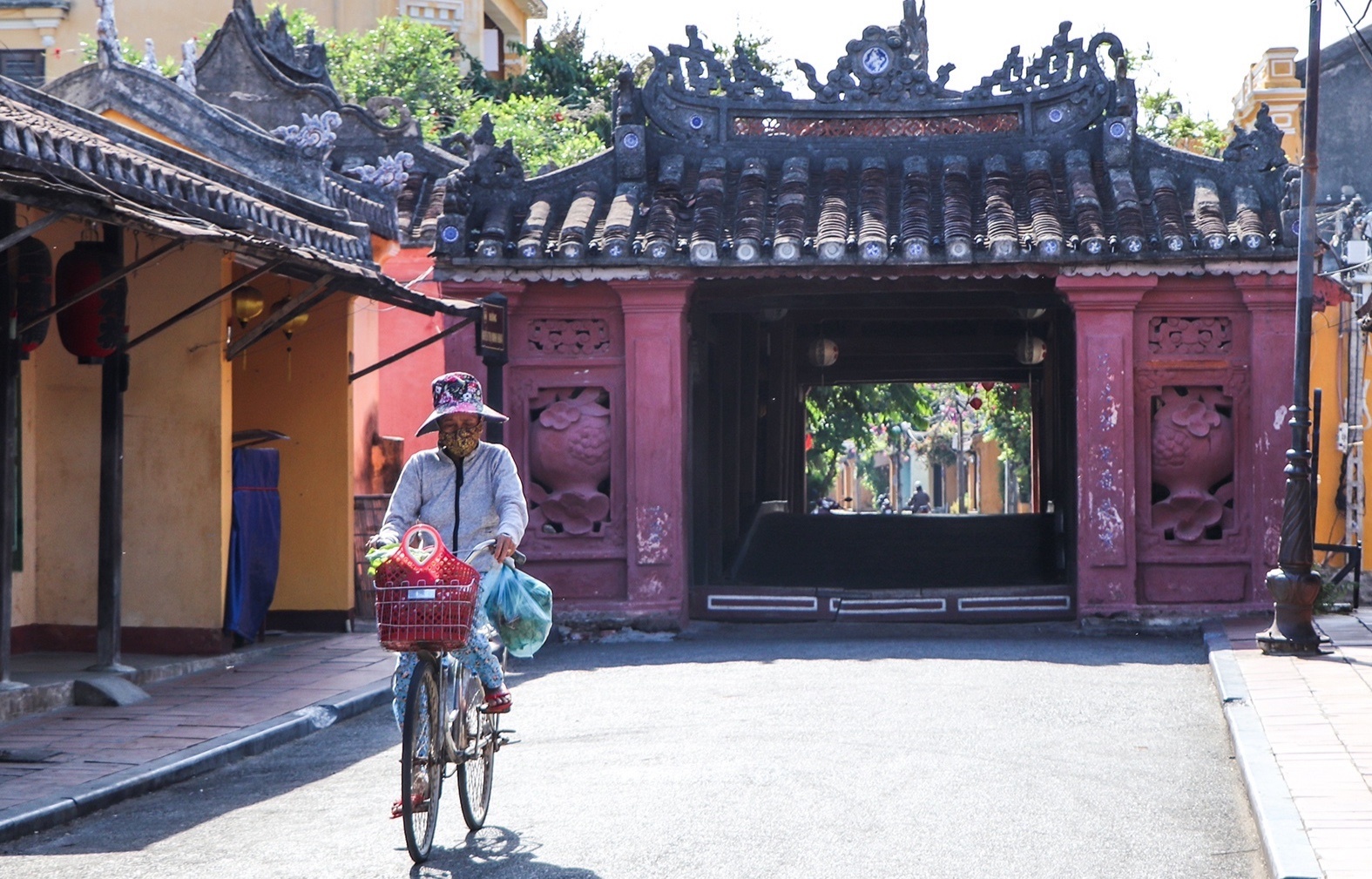 Hoi An vang lang truoc gio cach ly xa hoi hinh anh