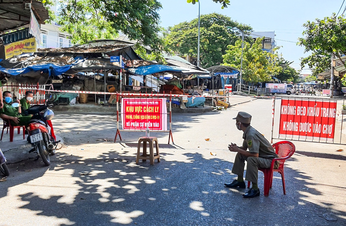 Phong toa mot phan Cho Tam Ky phong Covid-19 hinh anh
