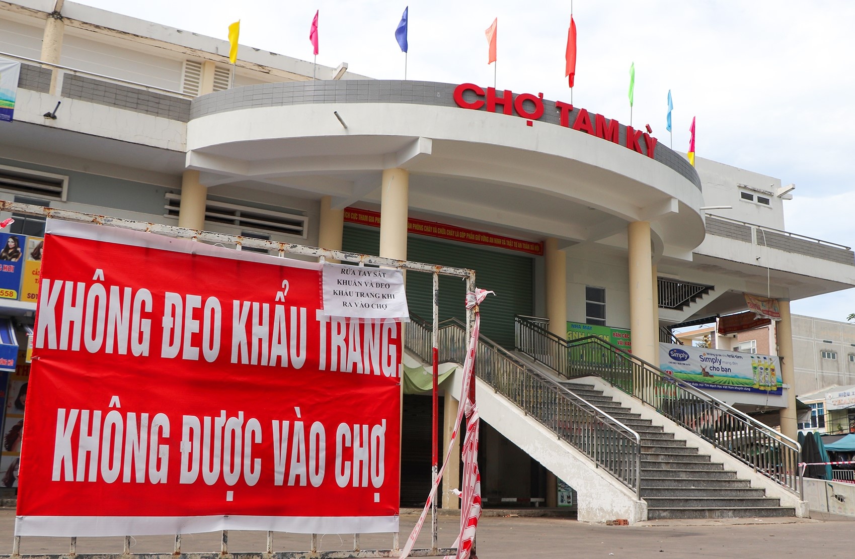 Ben trong khu pho bi phong toa do co nguoi mac Covid-19 o Tam Ky hinh anh