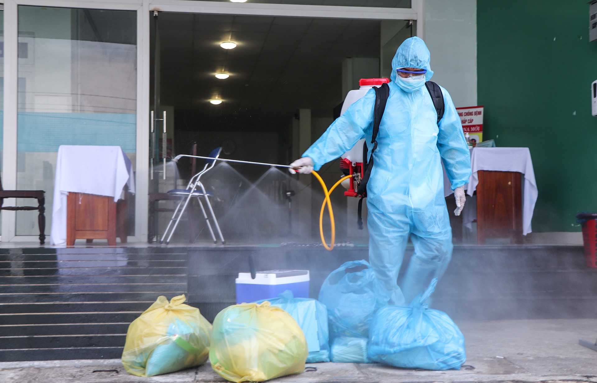 nhan vien CDC Quang Nam mac Covid-19 anh 8