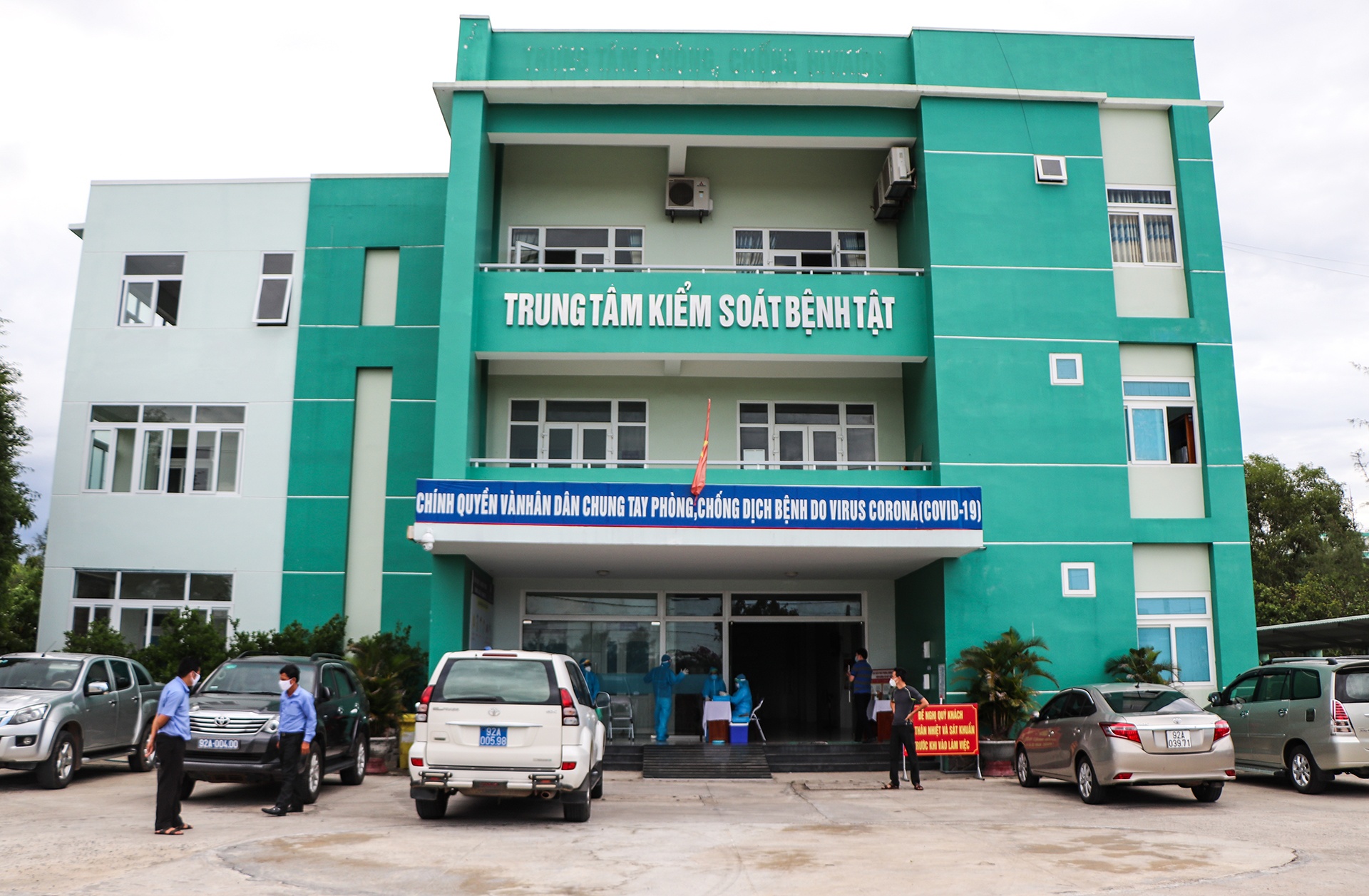 nhan vien CDC Quang Nam mac Covid-19 anh 1