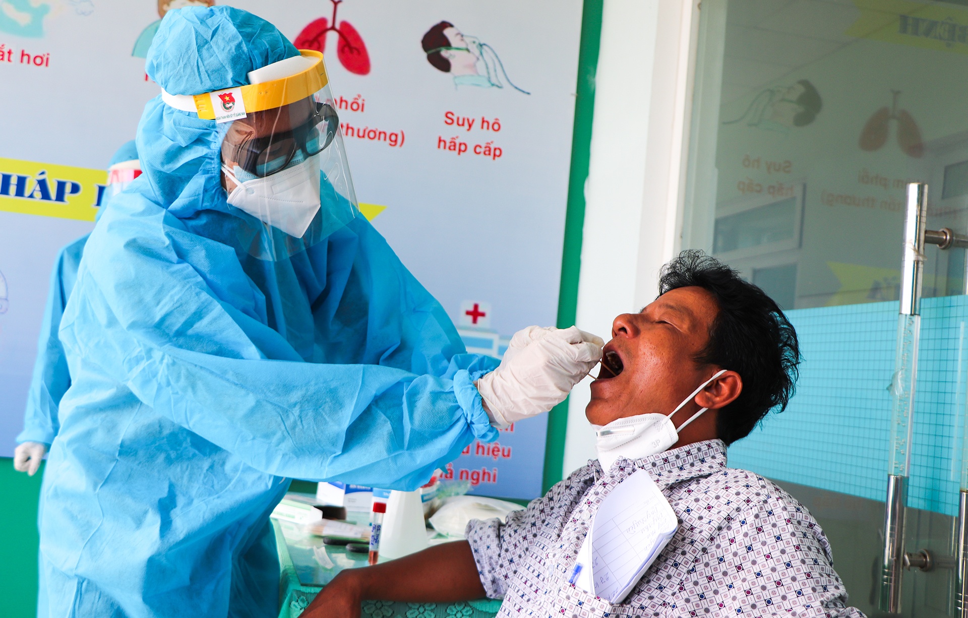 nhan vien CDC Quang Nam mac Covid-19 anh 3