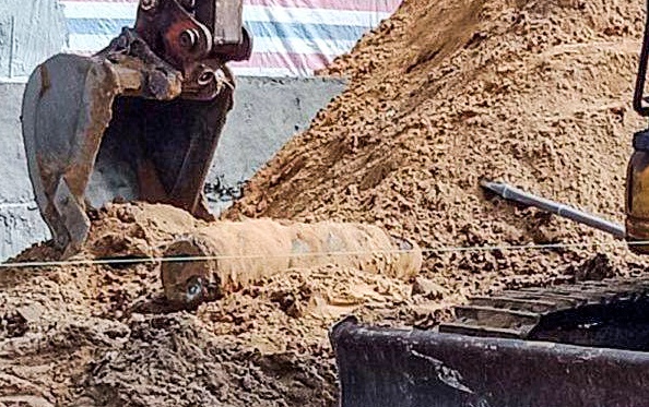 Dao mong nha, phat hien qua bom 250 kg hinh anh