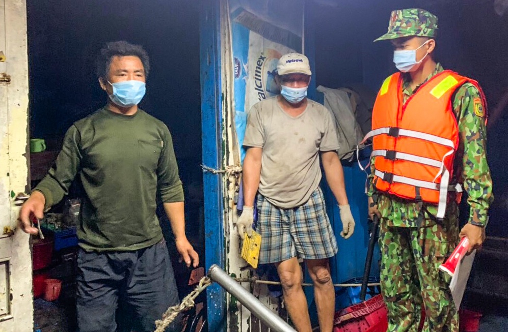 Bat giu 5 tau danh bat hai san trai phep hinh anh