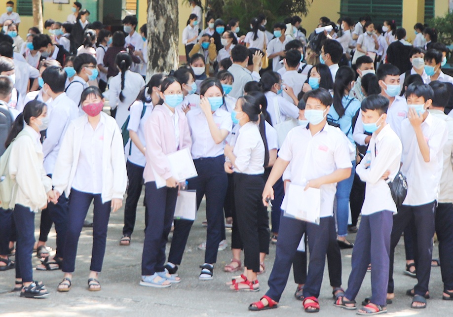 Hang tram thi sinh Quang Nam tap trung o san truong sau gio thi hinh anh