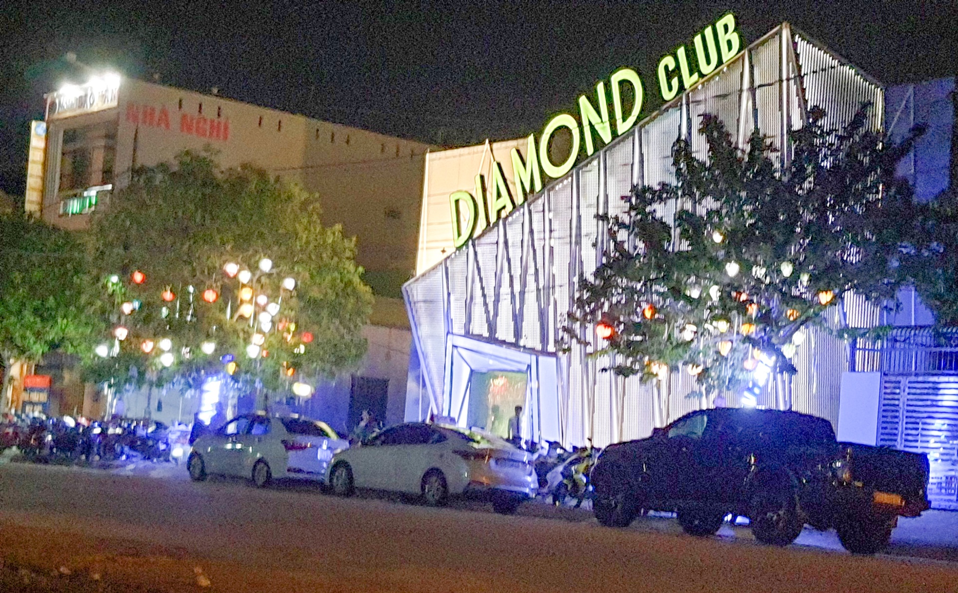 quan pub hoat dong bat chap lenh cam anh 1