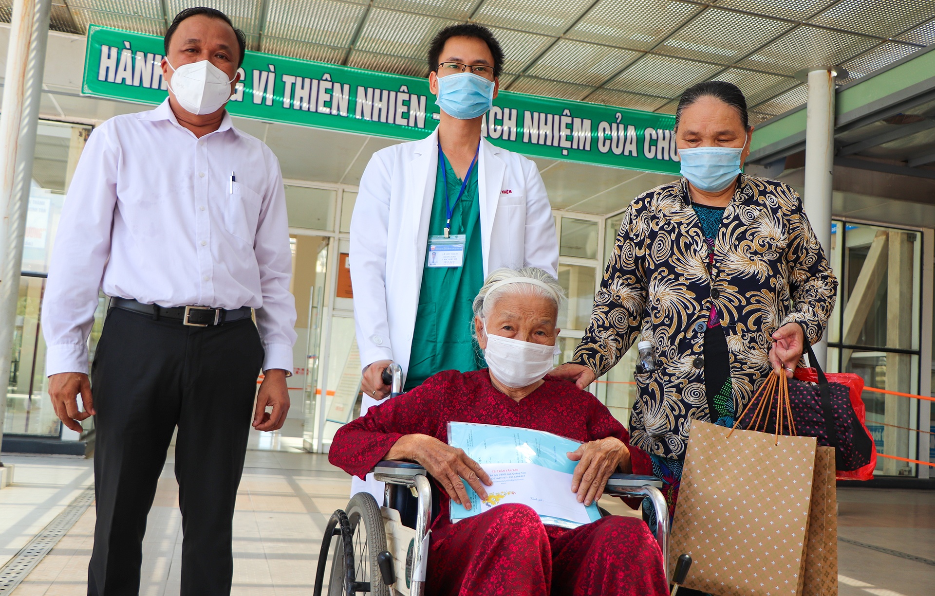 Cu ba 100 tuoi khoi Covid-19 hinh anh