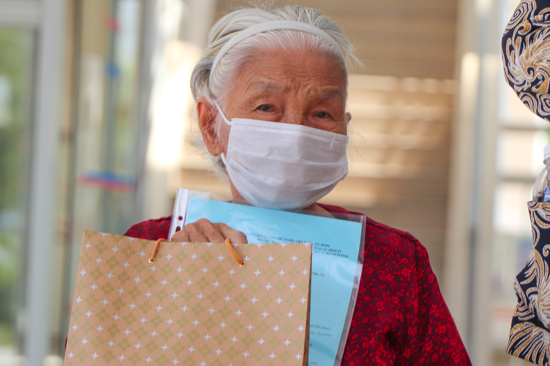 Cu ba 100 tuoi khoi Covid-19: 'Toi chuc moi nguoi that nhieu suc khoe' hinh anh