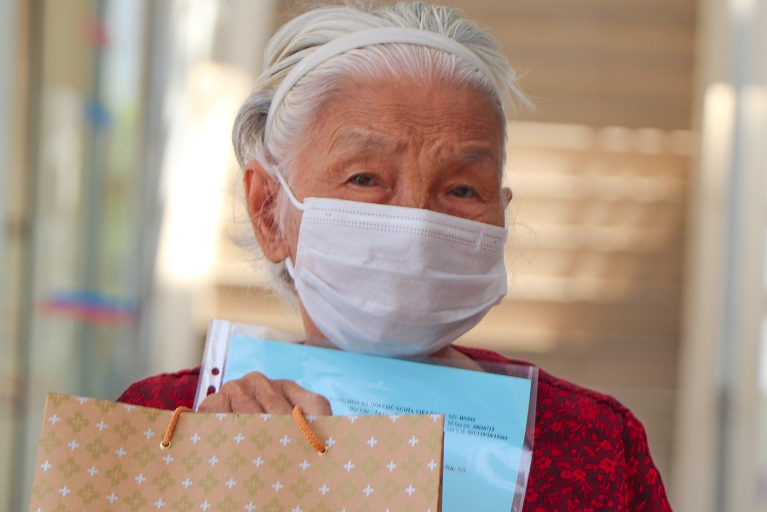 42 ngay sat canh cung benh nhan 100 tuoi mac Covid-19 hinh anh