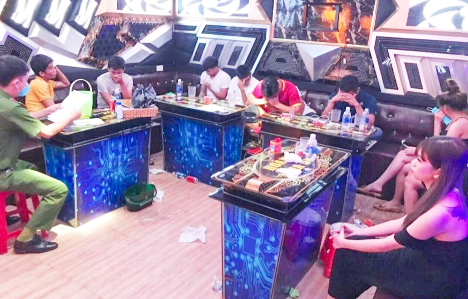 thanh niên phê ma túy trong quán karaoke ảnh 1 thanh nien phe ma tuy trong quan karaoke anh 1