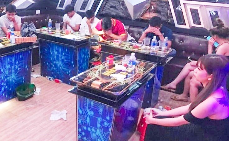 10 nguoi su dung ma tuy o quan karaoke hinh anh