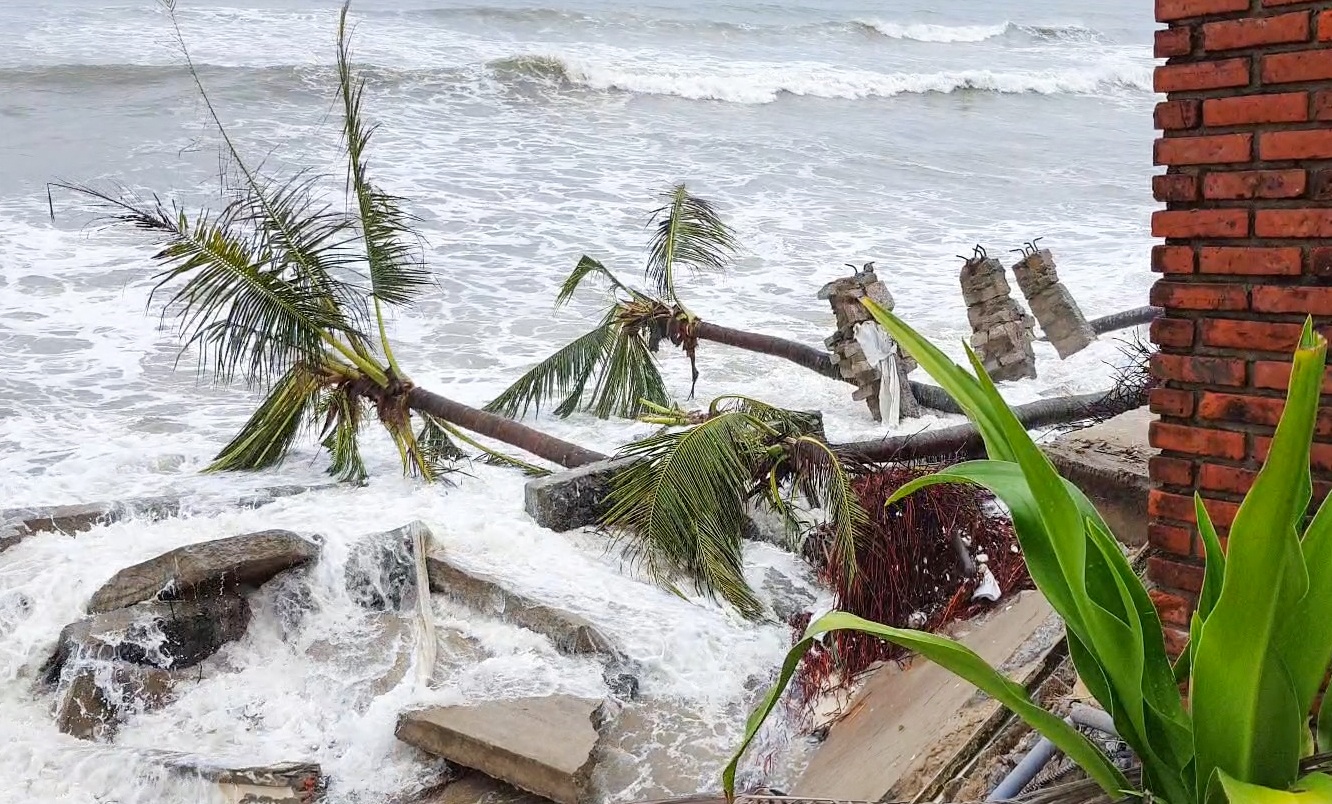 Bo bien Hoi An bi sat lo hang tram met hinh anh