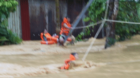 Du day cuu 6 nguoi mac ket do lu hinh anh