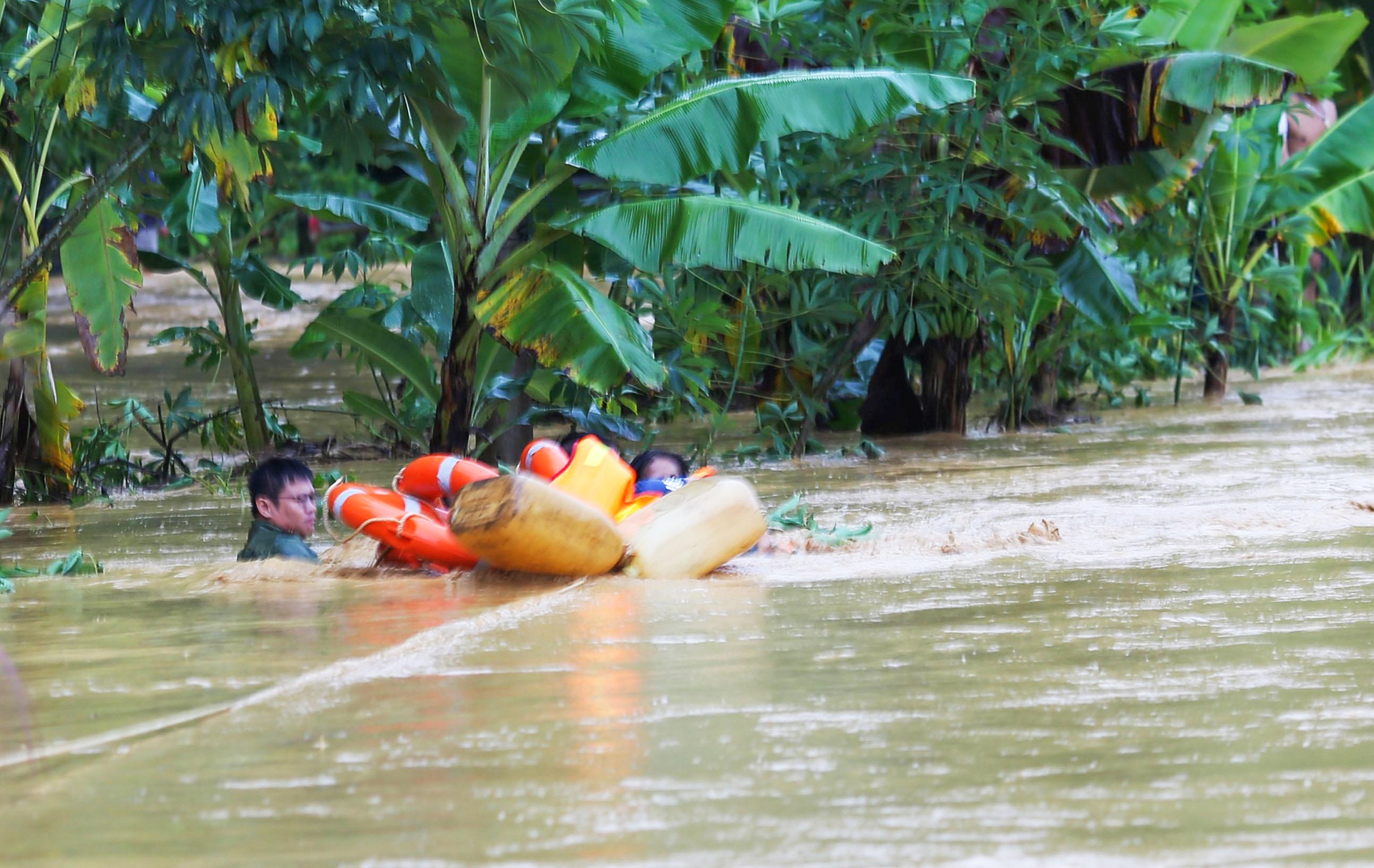 cuu nguoi mac ket trong lu anh 1