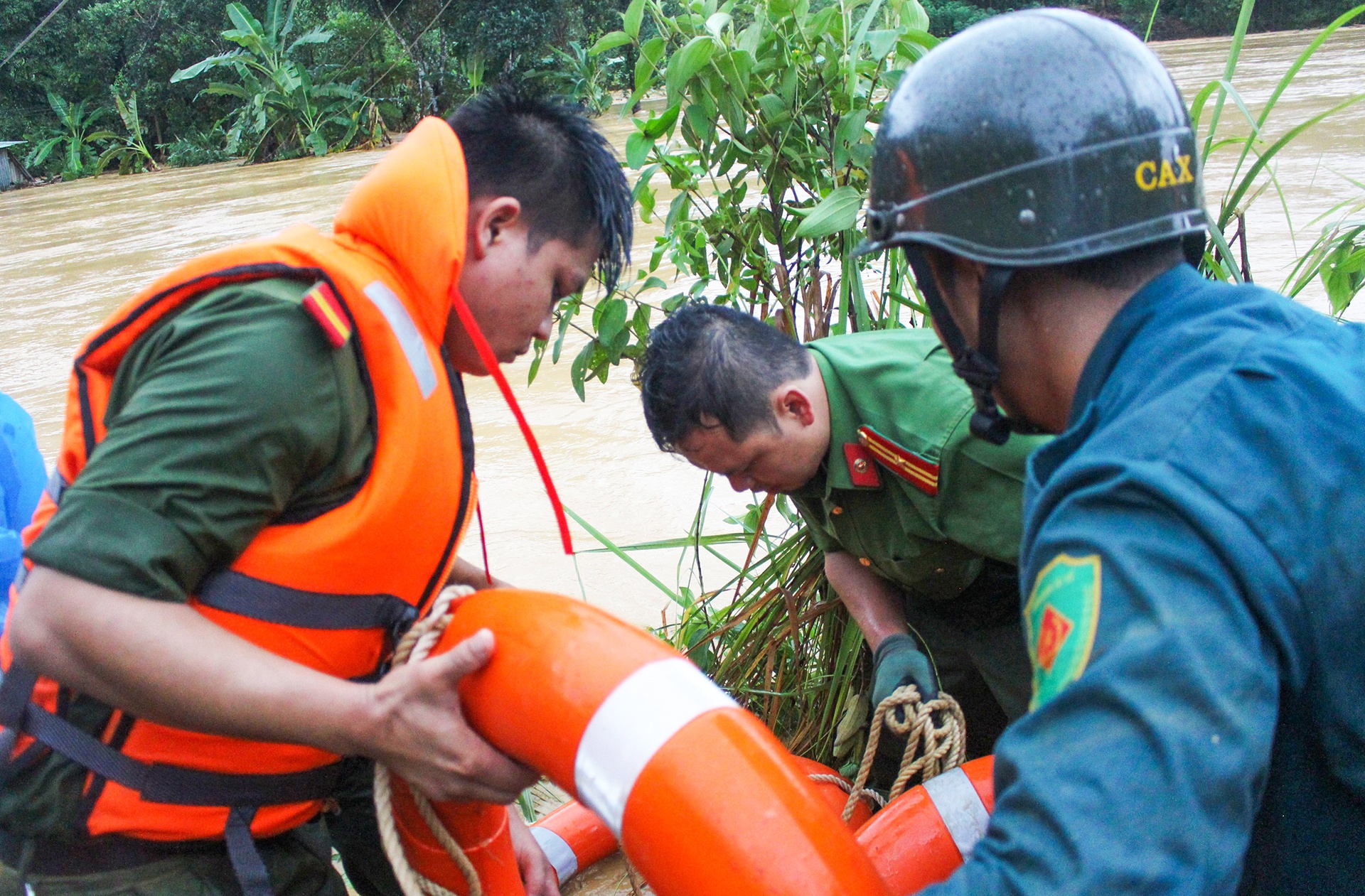 cuu nguoi mac ket trong lu anh 2