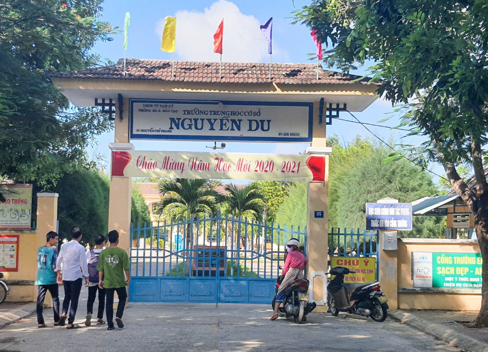 tự ý thu tiền ghế ngồi học sinh ảnh 1 tu y thu tien ghe ngoi hoc sinh anh 1