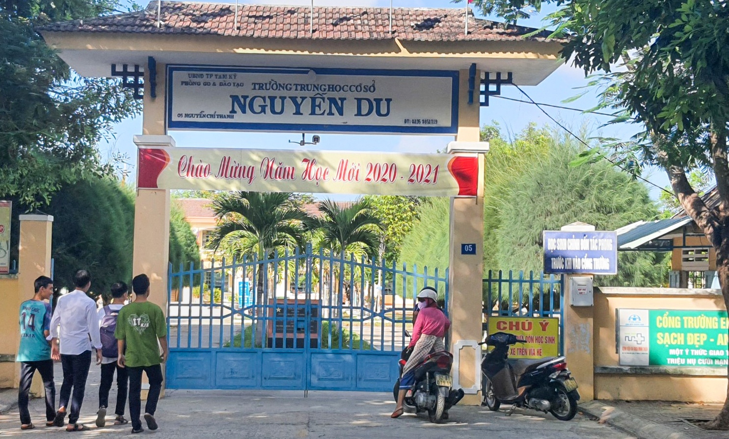 Truong tu y thu tien ghe ngoi cua hoc sinh lop 6 hinh anh