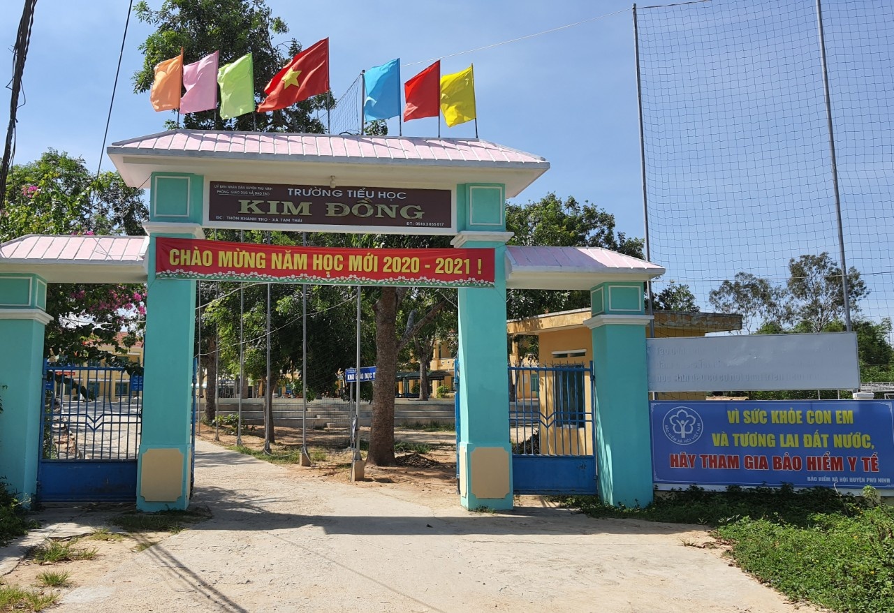 truong thu tien rem cua cua hoc sinh anh 1