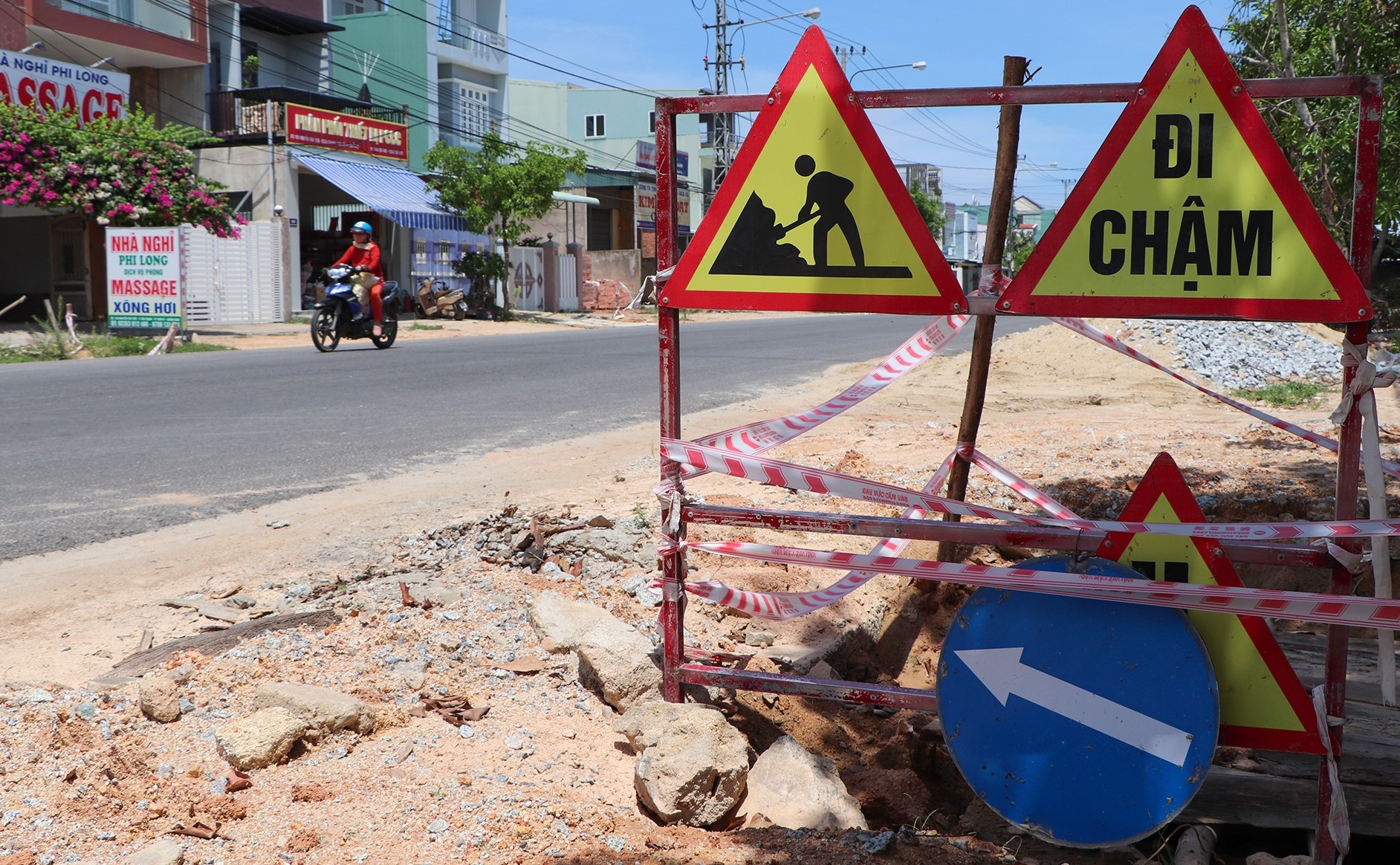 Nguoi dan buc xuc voi doan duong 26 ty thi cong dang do hinh anh