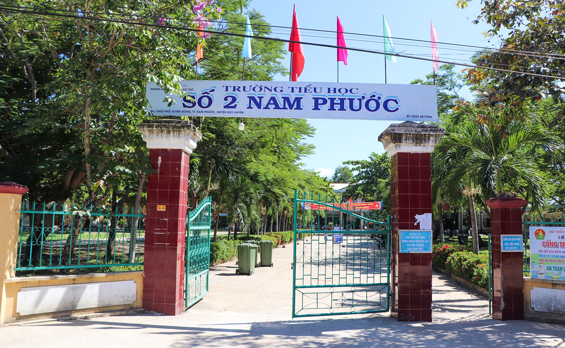 truong thu tien ghe ngoi hoc sinh anh 1