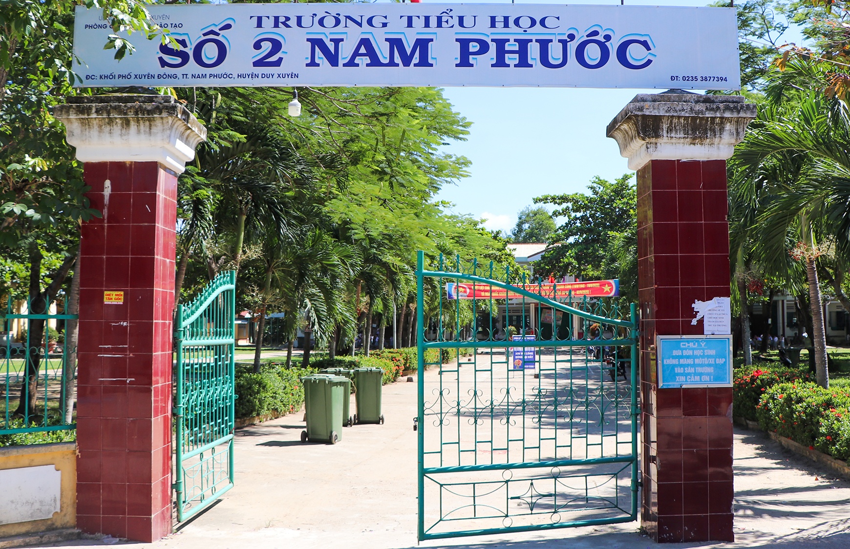 Truong thu tien bao ve va ghe ngoi cua hoc sinh hinh anh