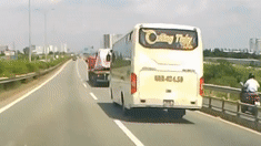 Oto khach suyt tong xe dau keo hinh anh