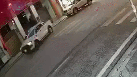 Hai nguoi di xe may lao vao oto ban tai hinh anh