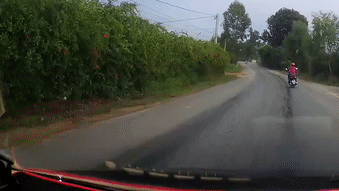 Sang duong bat can, nguoi phu nu bi oto tong hinh anh