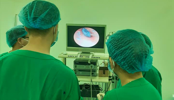 Be trai 6 tuoi bi nhet dat set trong tai hinh anh