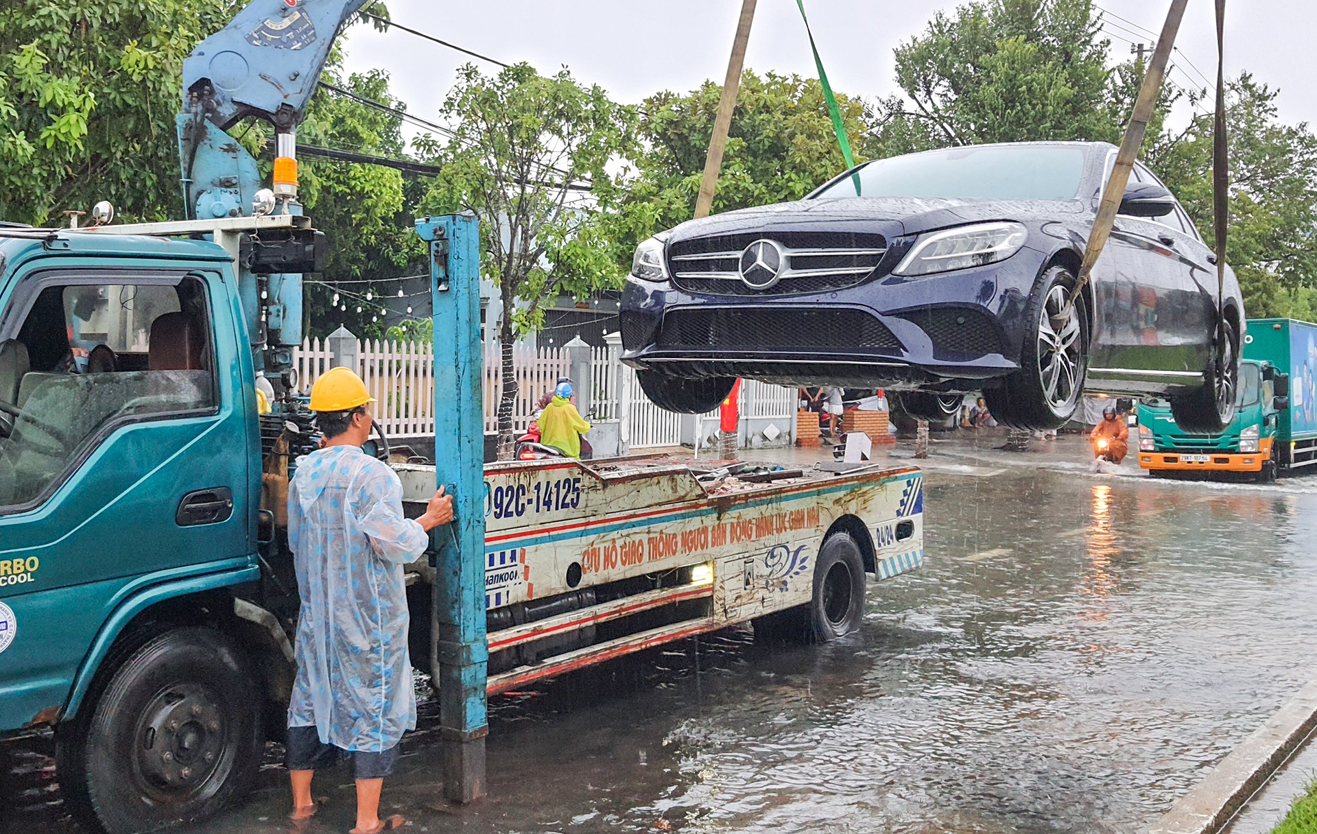 Mercedes chet may sau mua lon hinh anh