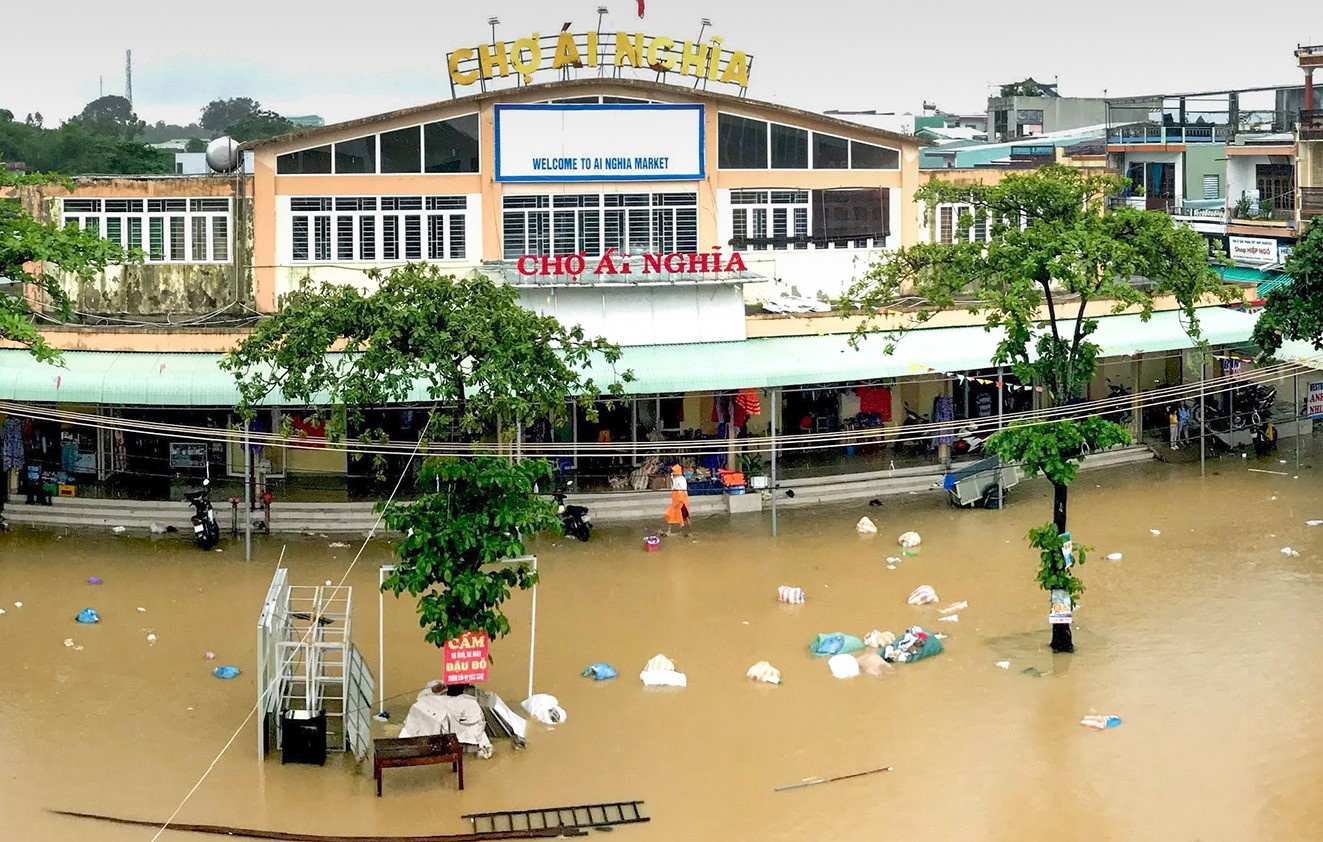 Nguoi Quang Nam di ghe giua pho hinh anh