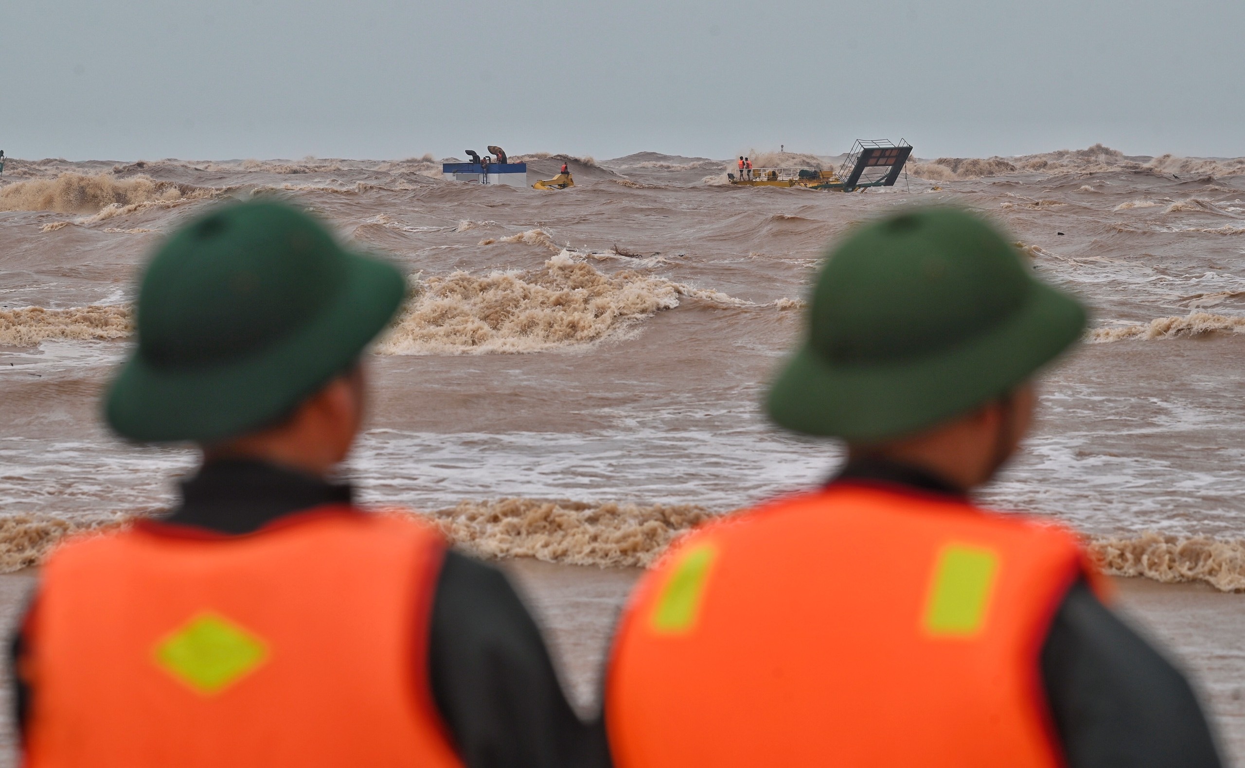 Luc luong cuu ho chua the tiep can tau Vietship 01 hinh anh