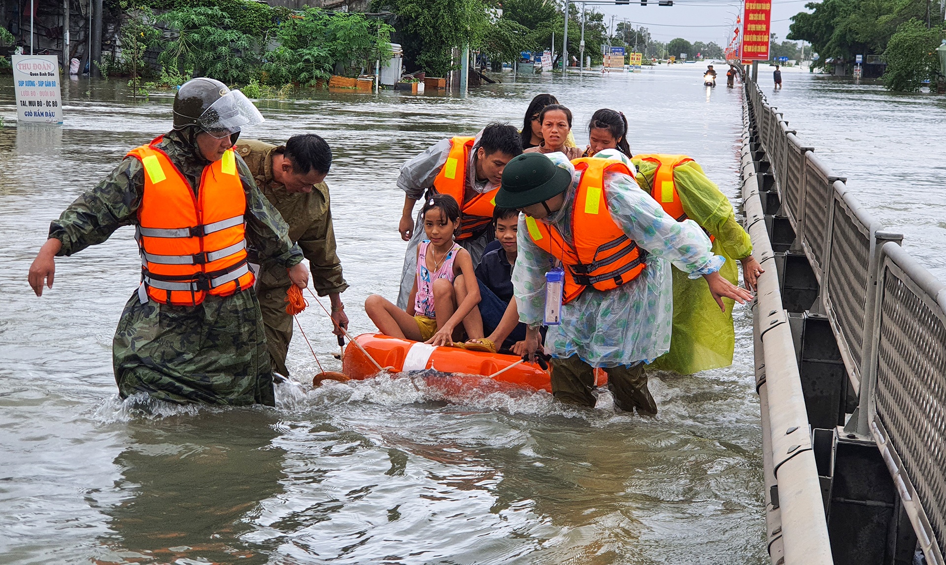 canh sat giup dan so tan anh 8