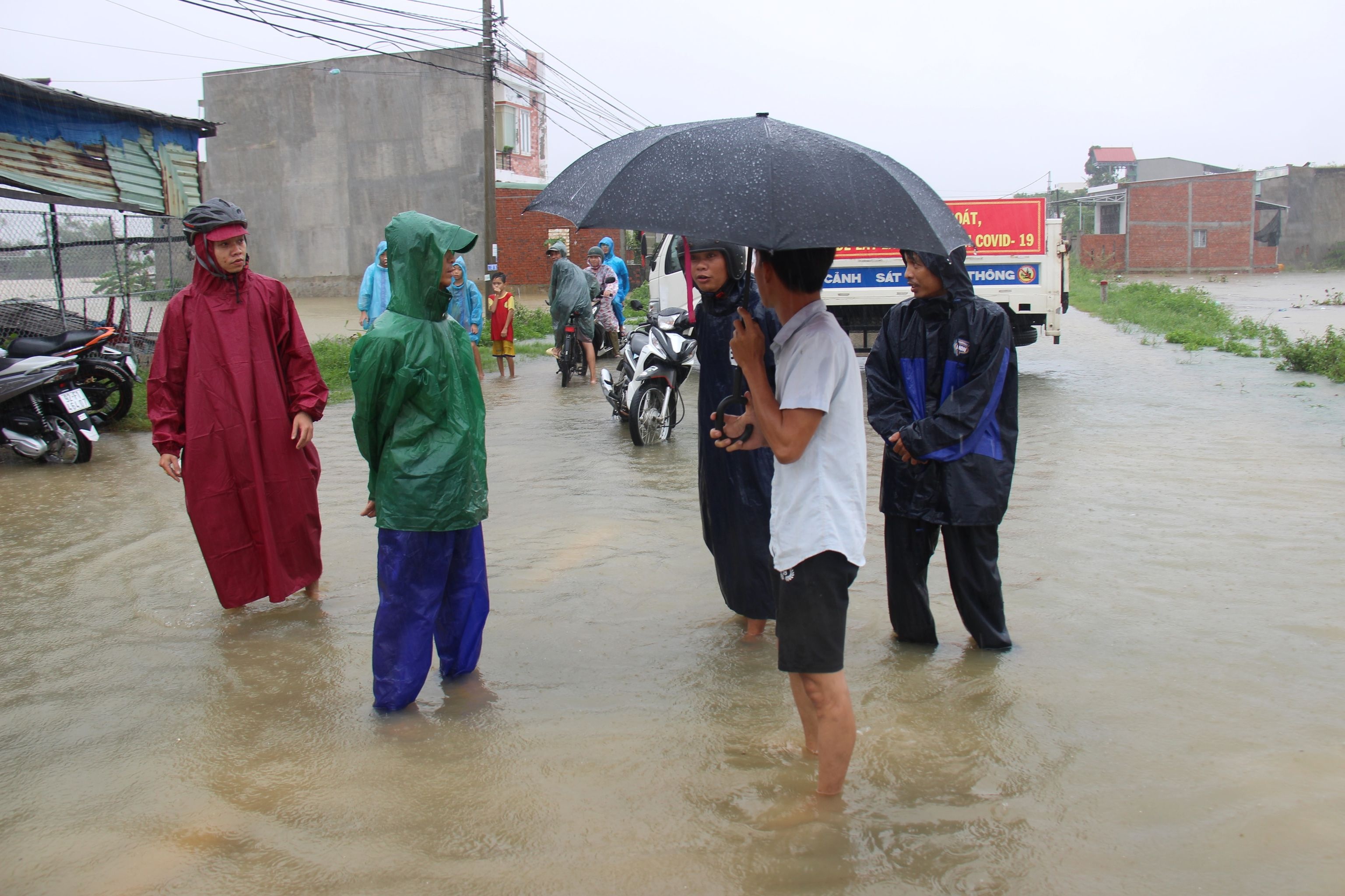 hai vo chong bi lu cuon troi anh 1