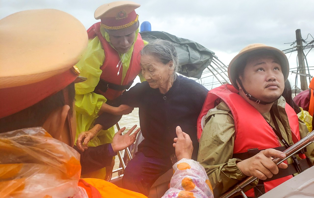 canh sat giup dan so tan anh 9