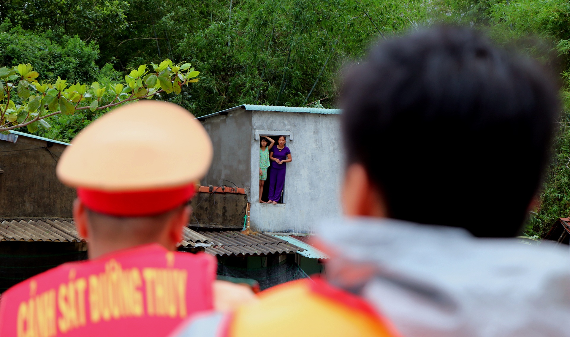 canh sat giup dan so tan anh 3