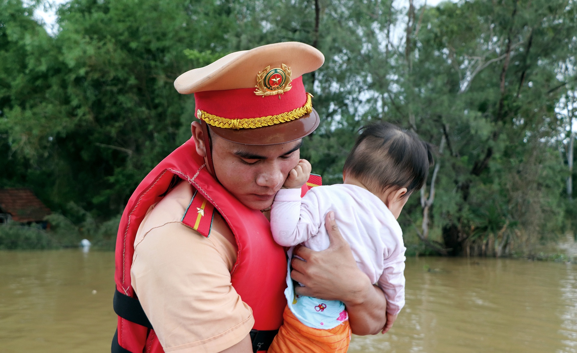 canh sat giup dan so tan anh 6