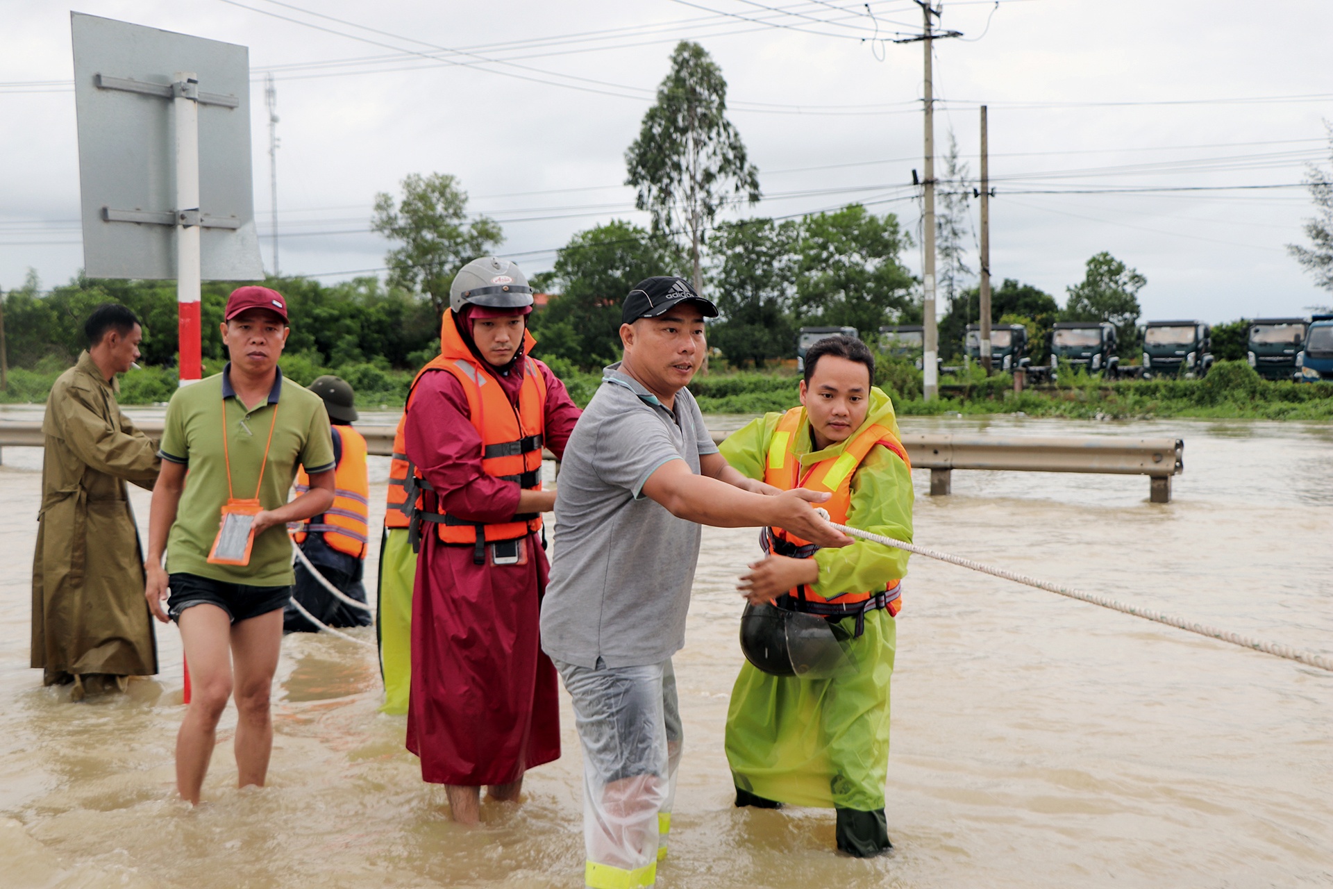 canh sat giup dan so tan anh 10