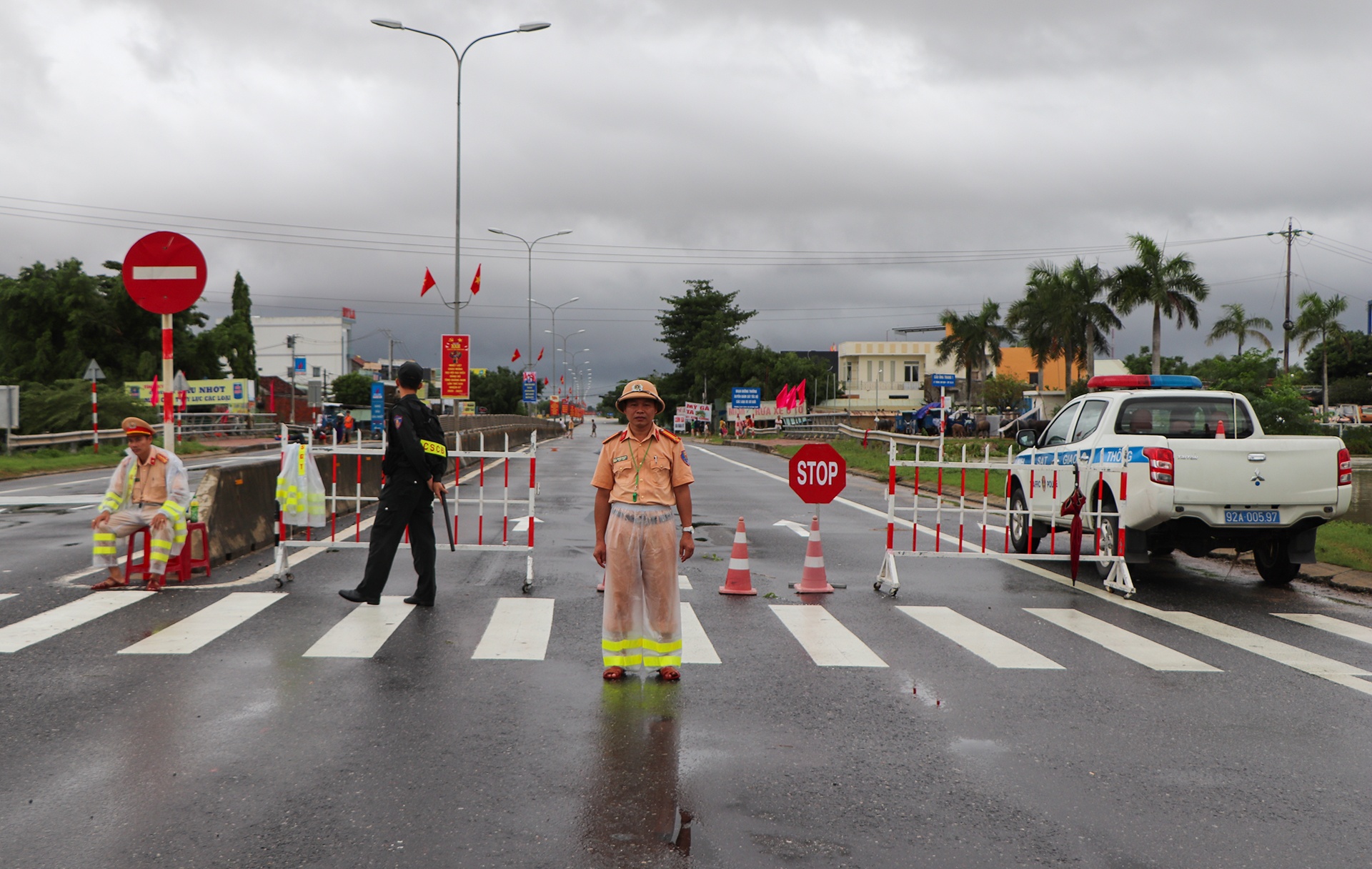 canh sat giup dan so tan anh 11