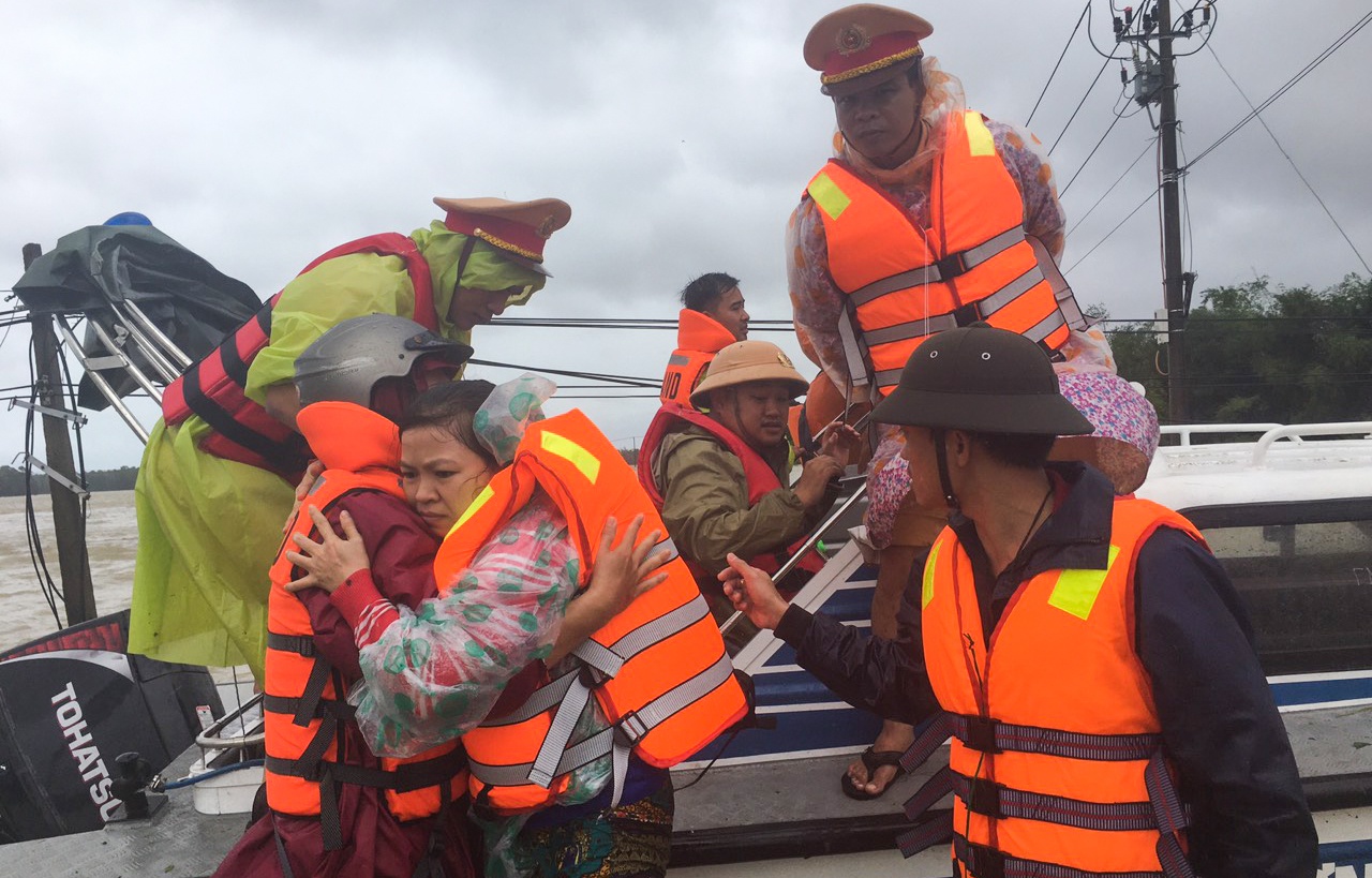 canh sat giup dan so tan anh 7